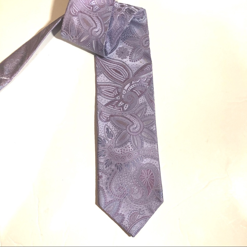 DKNY MEN’S PURPLE SILK TIE.